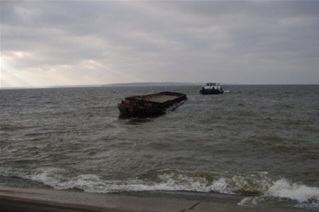 Екіпаж буксира 'Нібулон-1' врятував моряка і дві баржі в Кременчуцькому водосховищі