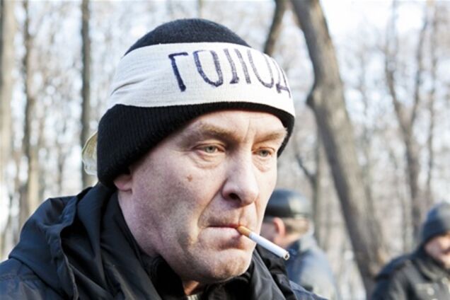 Милиция составила админпротоколы на голодающих под Кабмином чернобыльцев