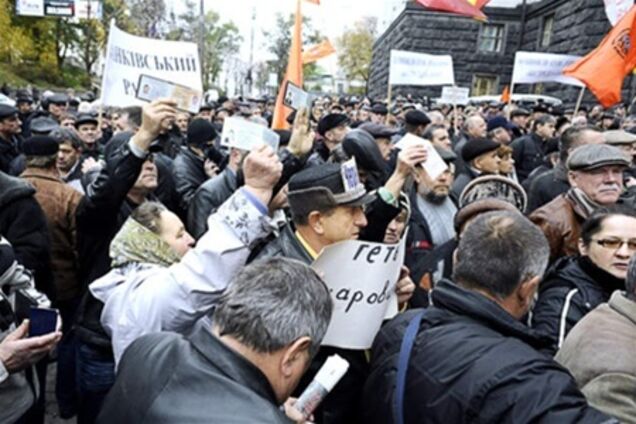 Под Кабмином продолжают голодать чернобыльцы