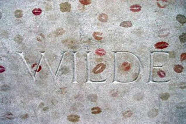 Памятник на могиле Оскара Уайльда спрятали от поцелуев