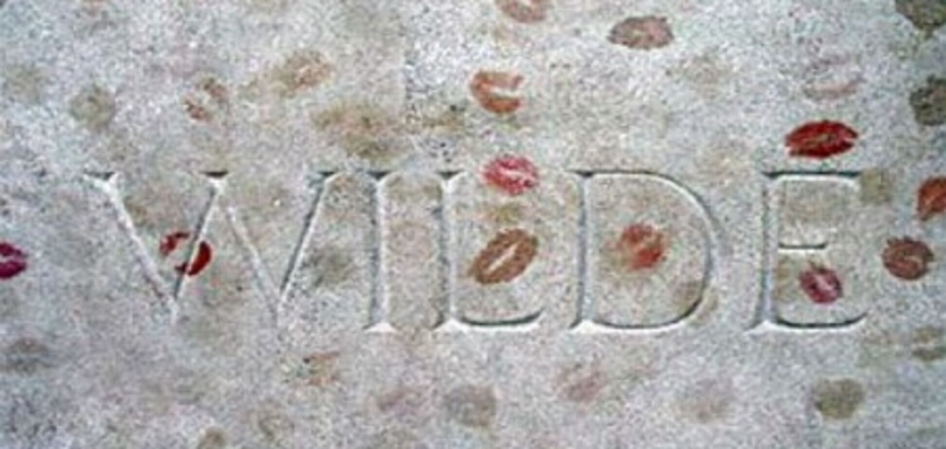 Пам'ятник на могилі Оскара Уайльда сховали від поцілунків