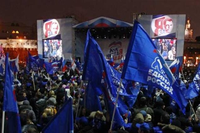 Путин и Медведев зазывают молодежь на митинг бесплатной едой и билетом в кино