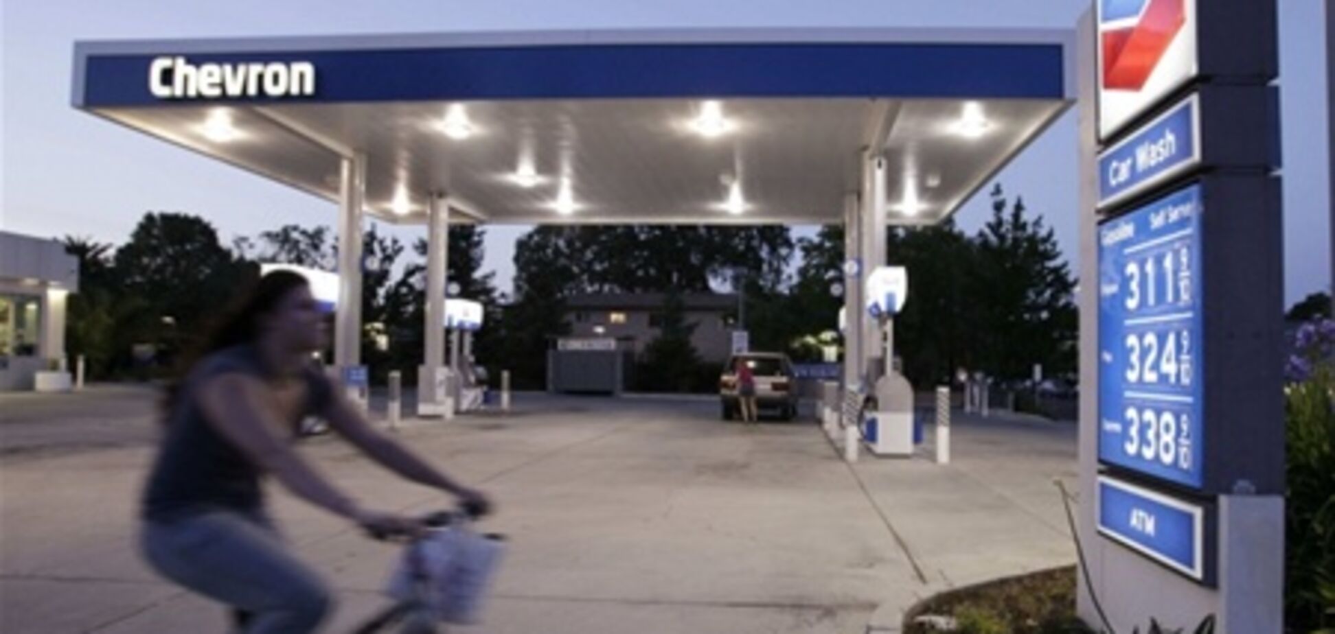 Цены на бензин падают в США седьмую неделю