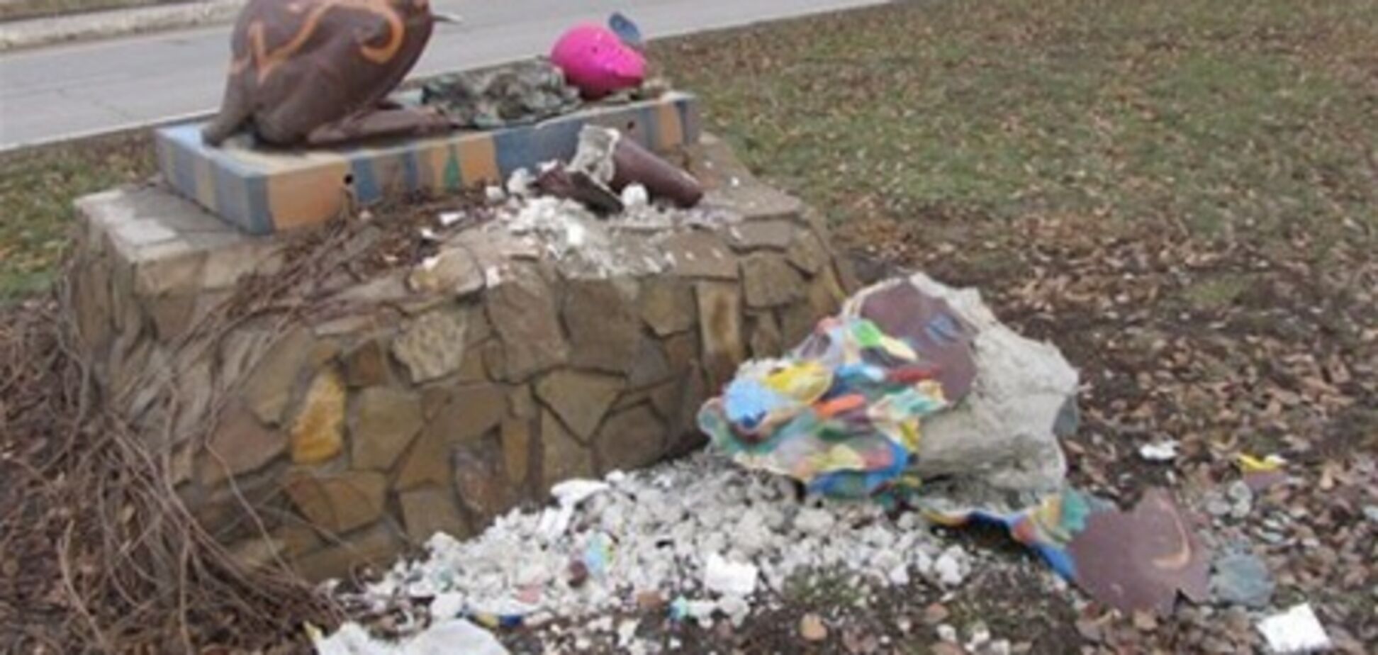 Вандали ні при чому. Львівський лев у Луганську зруйнувався сам. Відео