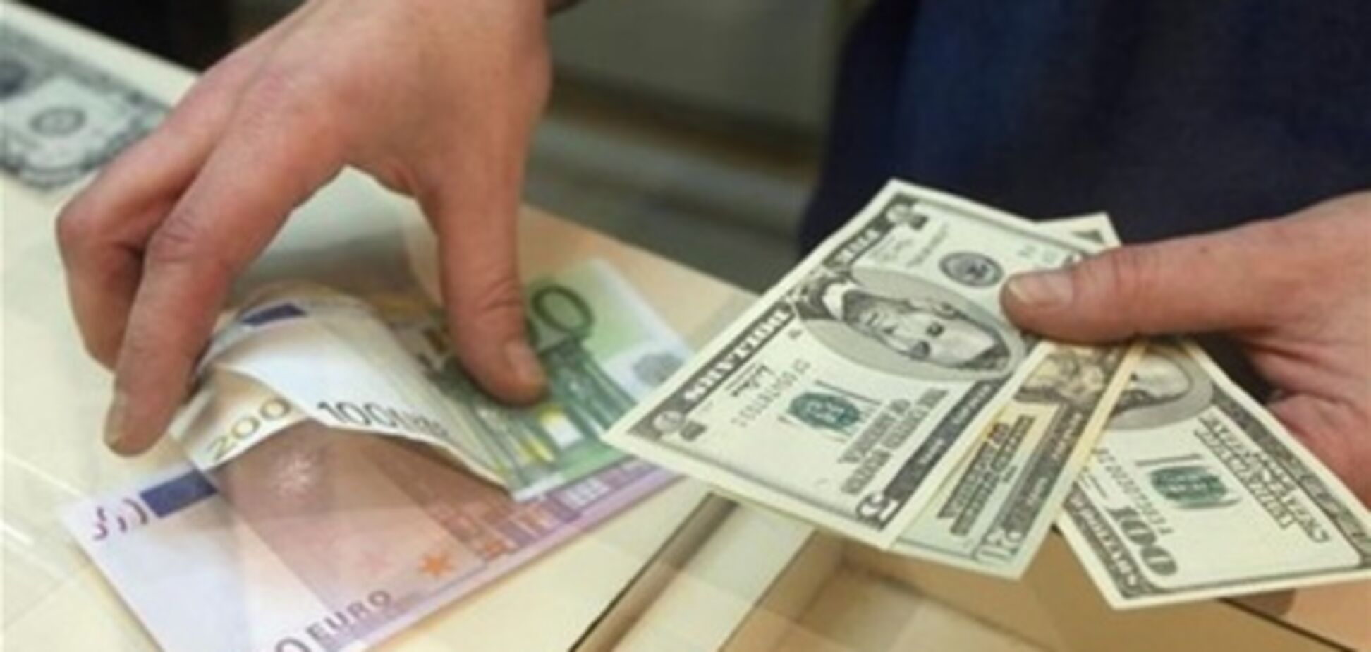 Українці за місяць поклали 'під матрац' 1,4 млрд доларів