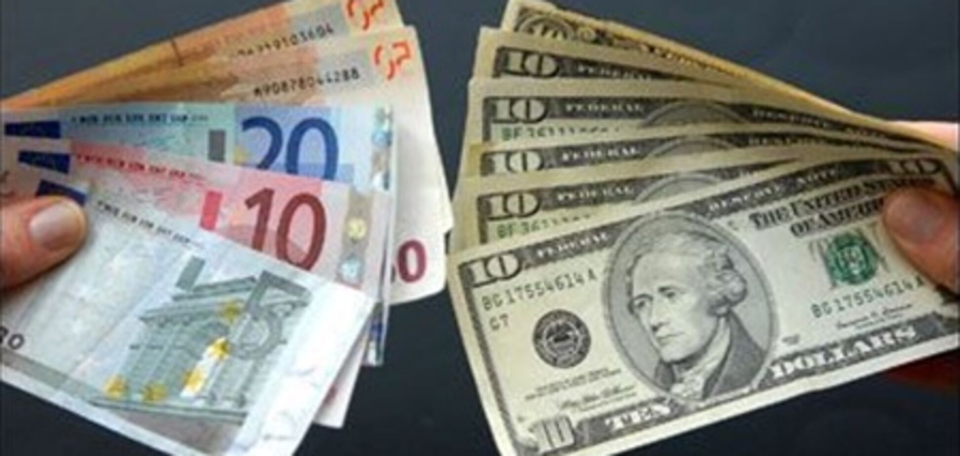 Украинцы массово скупают валюту