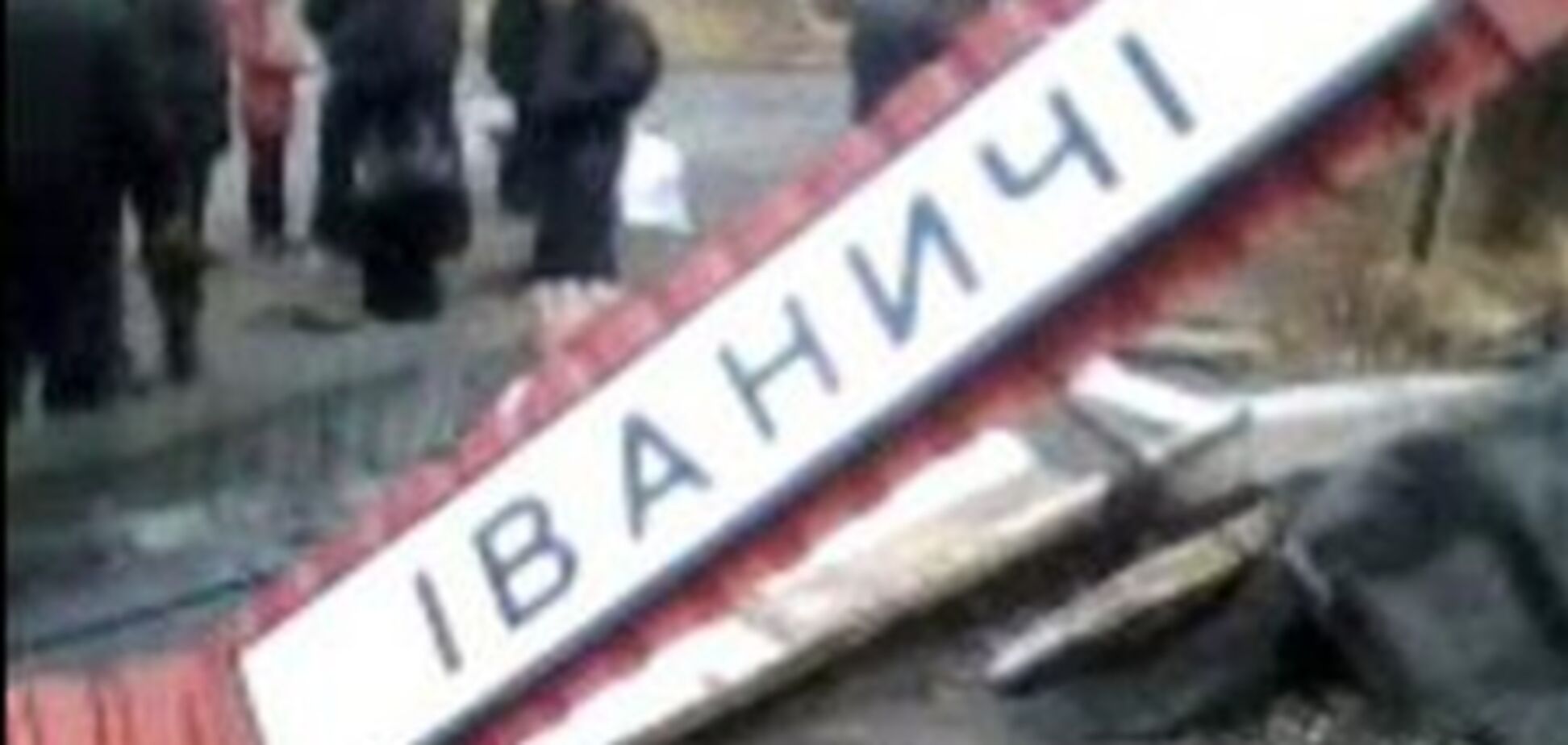 Рівненщина. Водій на джипі врізався в зупинку. Відео