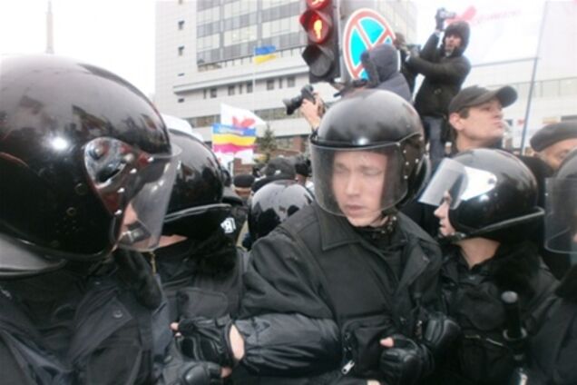 Люди Тимошенко сломали забор под Апелляционным судом