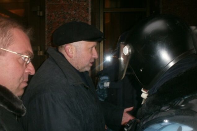 Турчинов пробився через 'беркутівців': його пропустили на суд