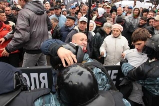 Между милицией и сторонниками Тимошенко произошла стычка. Добавлено фото