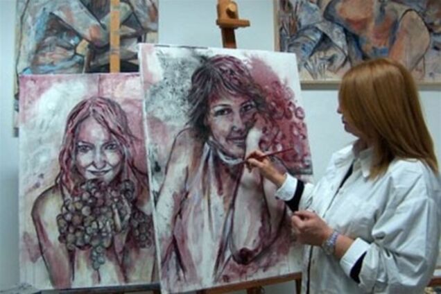 Художница создает шедевры с помощью вина