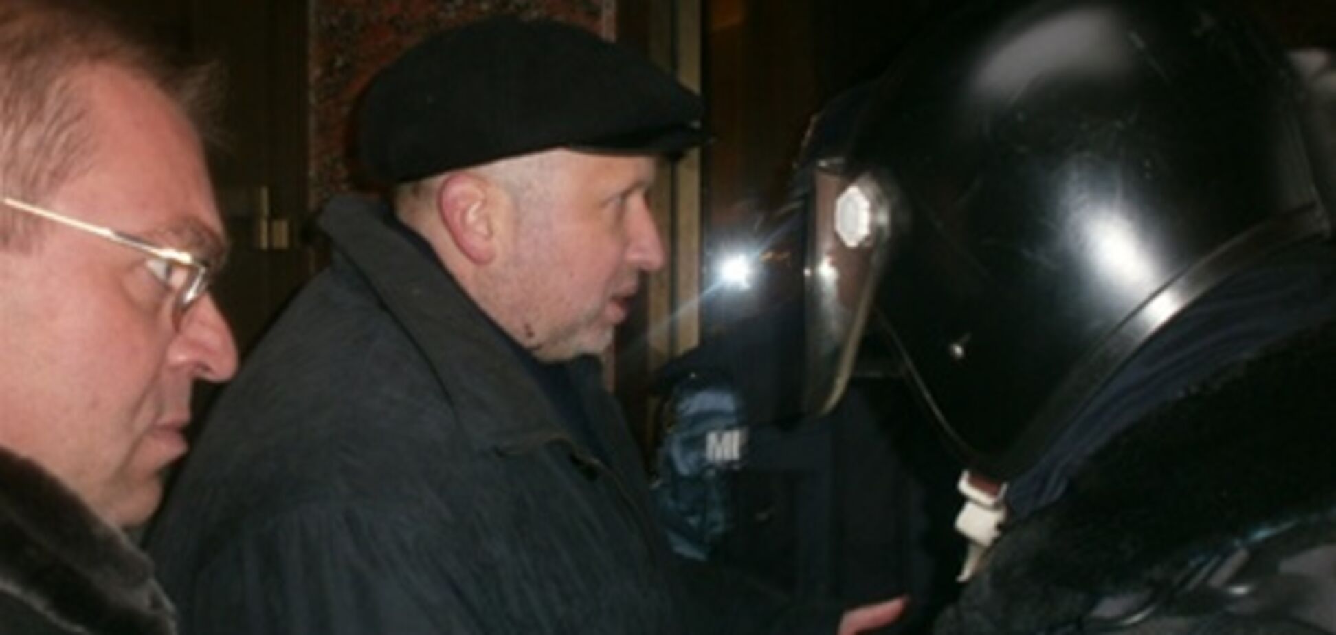 Турчинов умолял 'Беркут' пустить его в суд. Видео