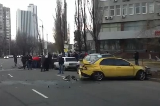 ДТП в Киеве: автобильярд на Левобережной. Фото, видео  