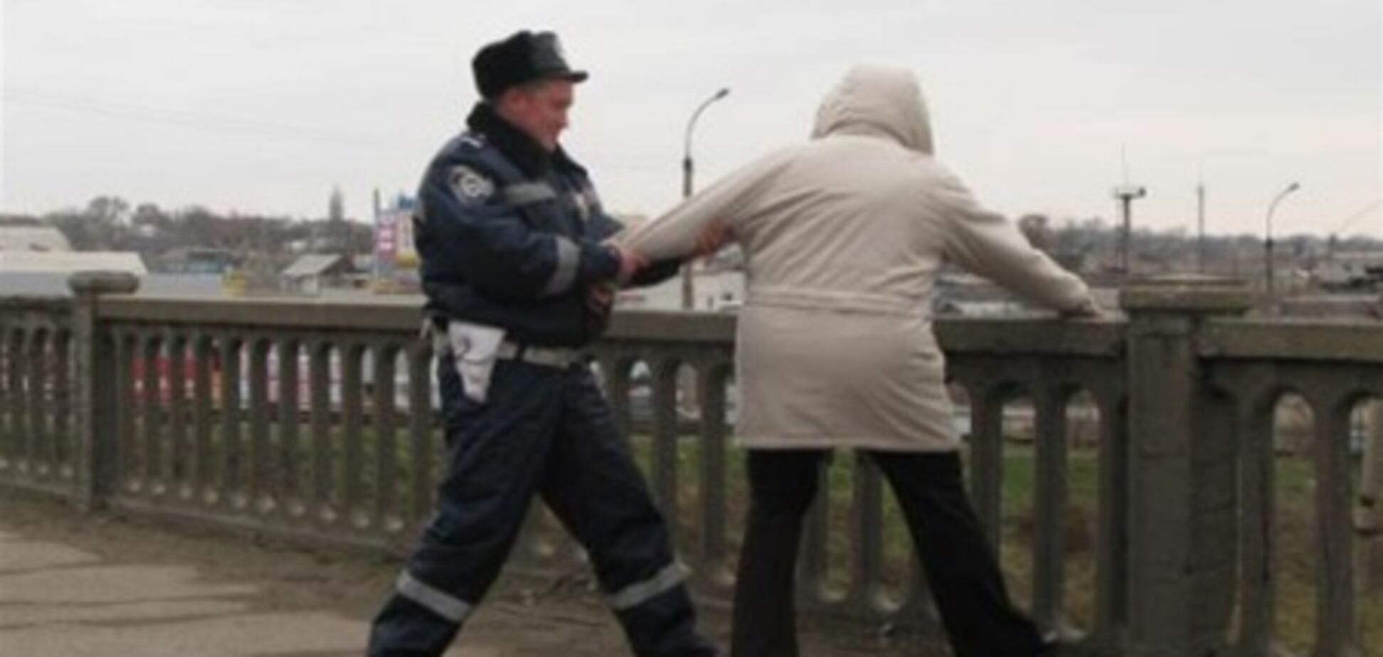 Даішник відрадив дівчину стрибати з мосту