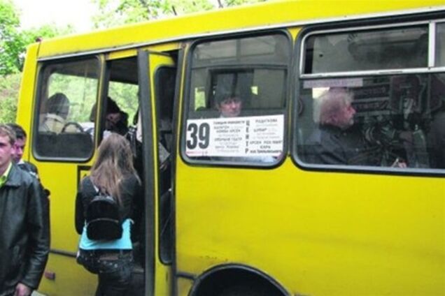 Львів. Водій маршрутки дверима зламав жінці ногу