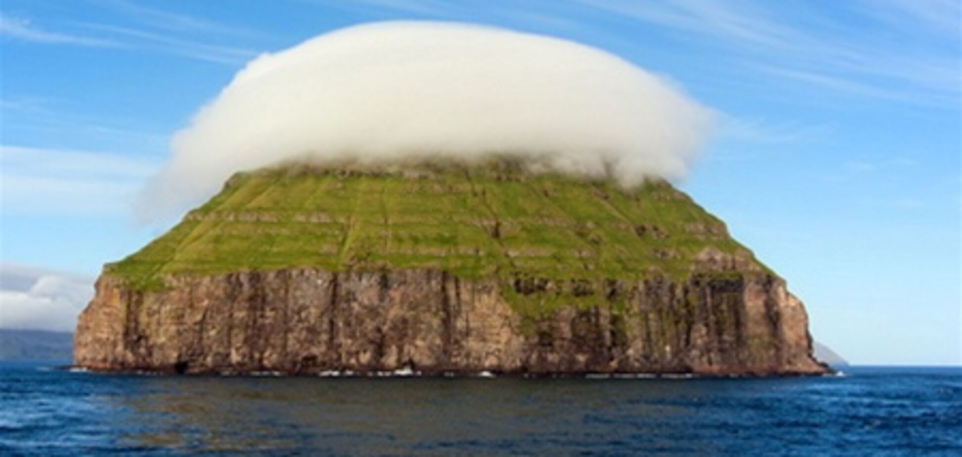 Острів з короною із хмар