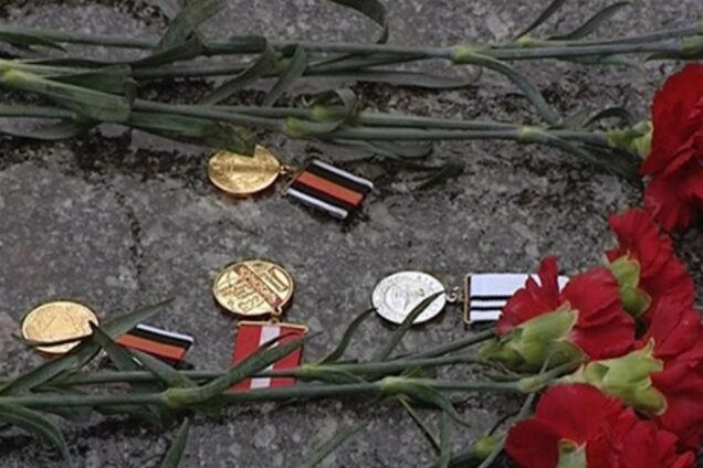 В знак протесту чорнобильці повикидали свої нагороди