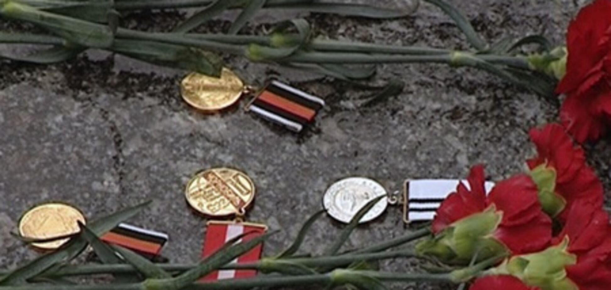 В знак протесту чорнобильці повикидали свої нагороди