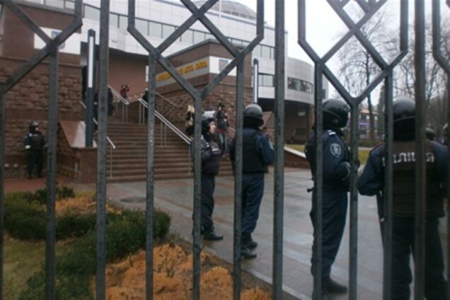 Защитнику Тимошенко пришлось перелезать через забор, чтобы попасть в суд