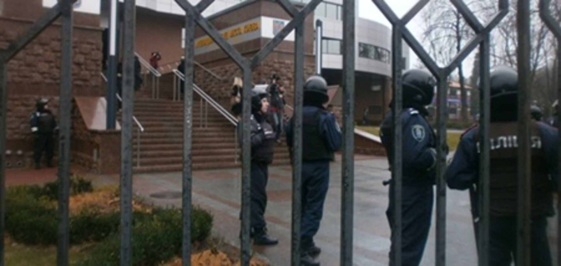 Защитнику Тимошенко пришлось перелезать через забор, чтобы попасть в суд