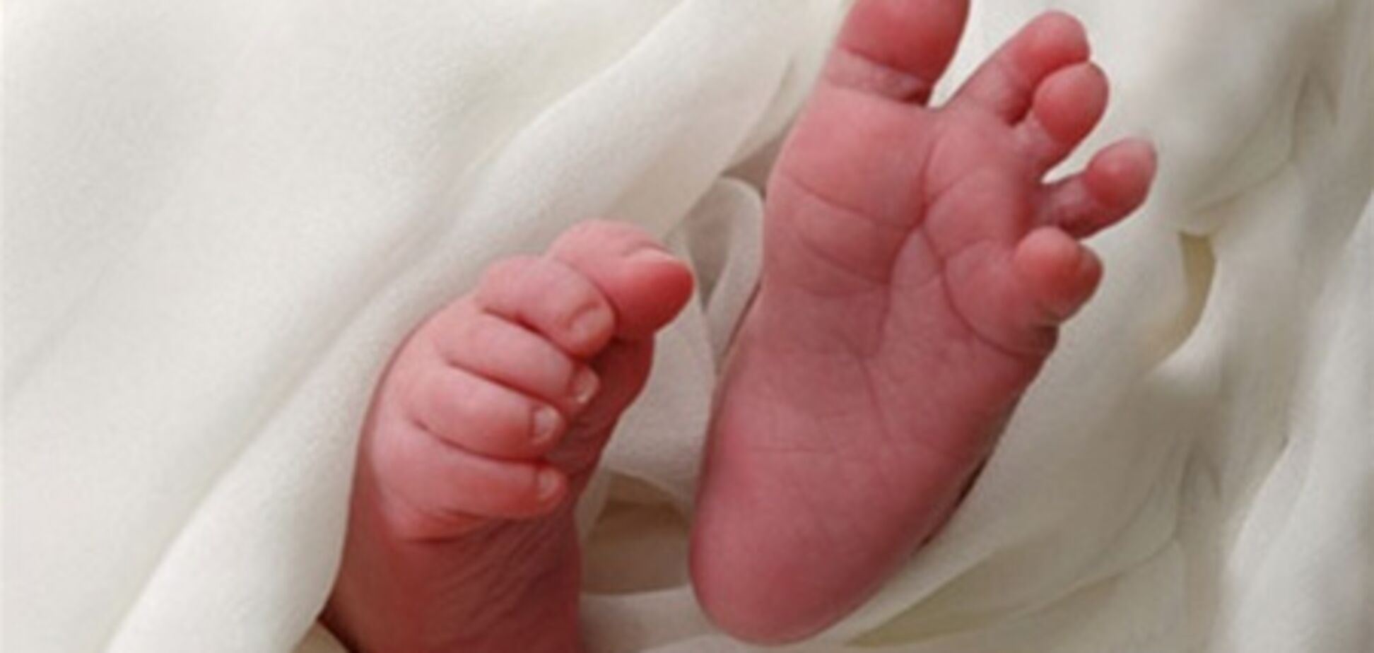 У Токіо немовля вижило після того, як батько викинув його з 10 поверху