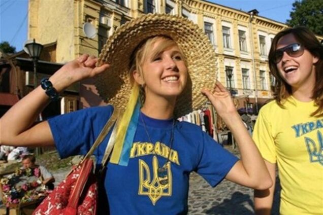 Більшість молоді в країні пишається, що вони українці - опитування 