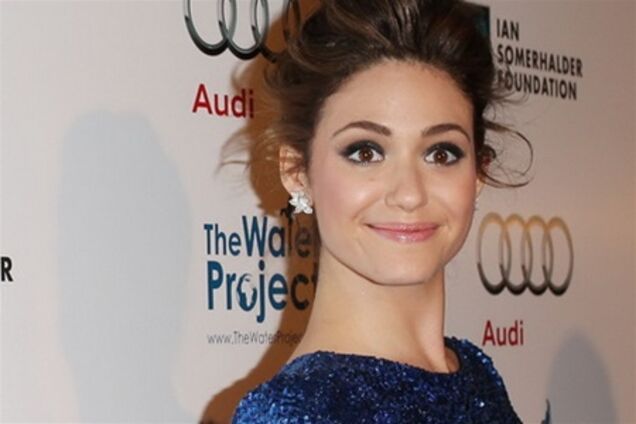 Эмми Россум с дурацкой улыбкой, но в красивом платье