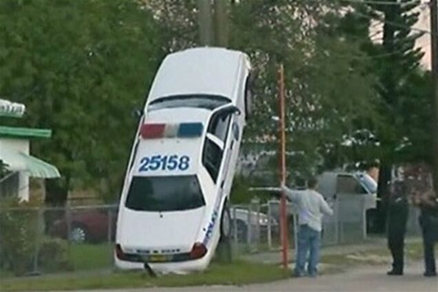 Поліцейський 'припаркував' своє авто на телефонному стовпі. Відео