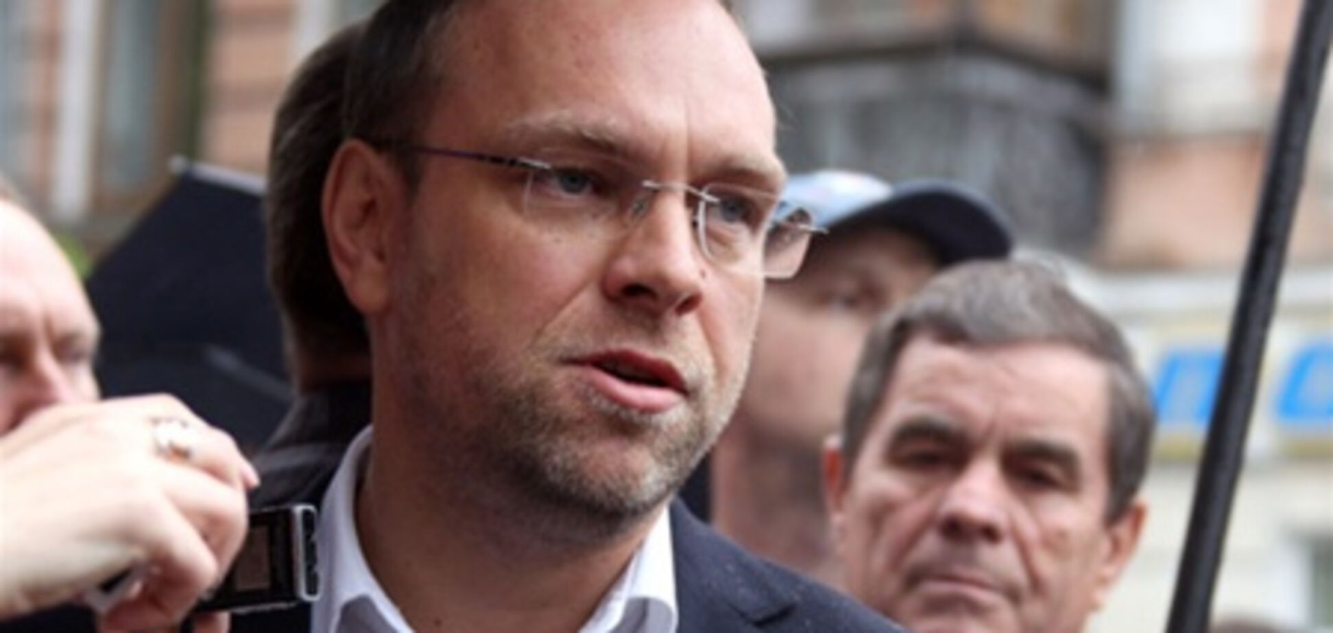 Власенко вважає проведення зйомки Тимошенко у СІЗО аморальним