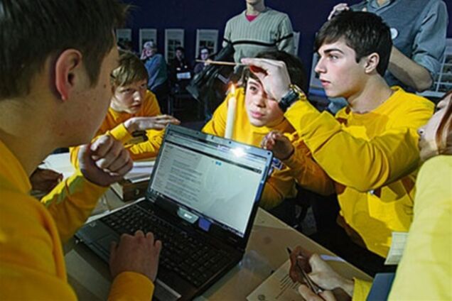 Самым умным школьникам Украины подарили телевизор