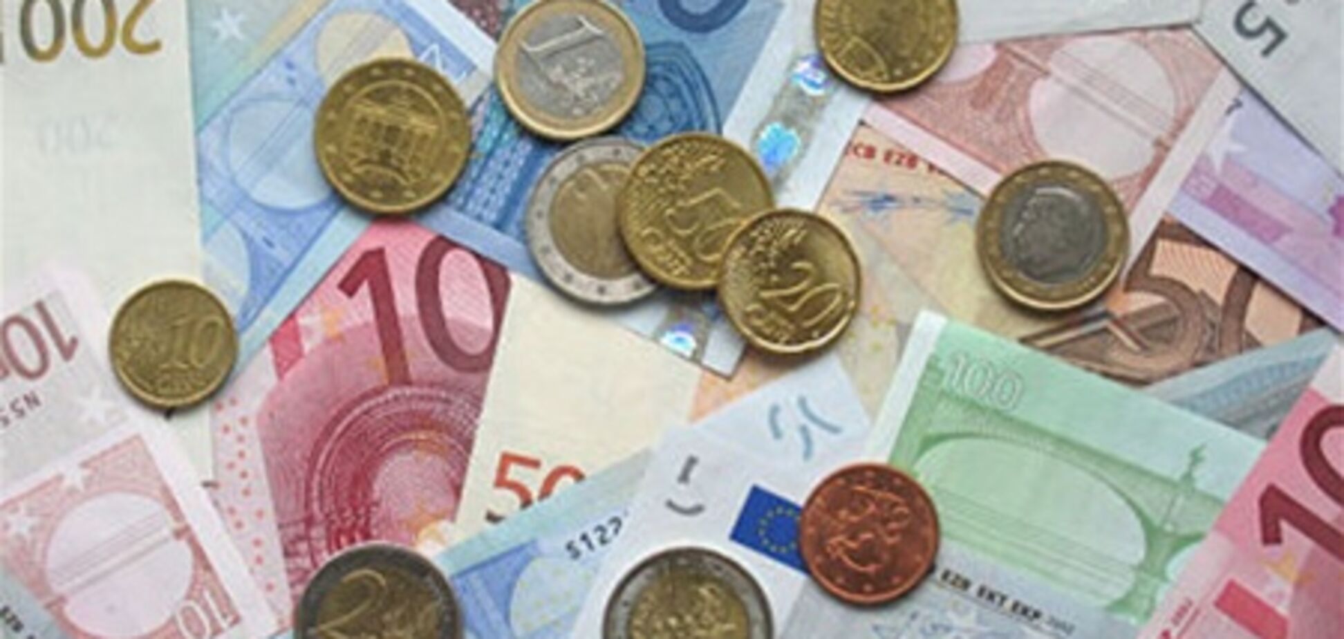 На наличном рынке евро продолжает дешеветь
