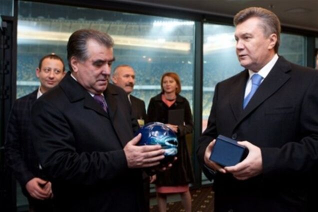 Янукович показав Президенту Таджикистана стадіон і подарував синій м'яч