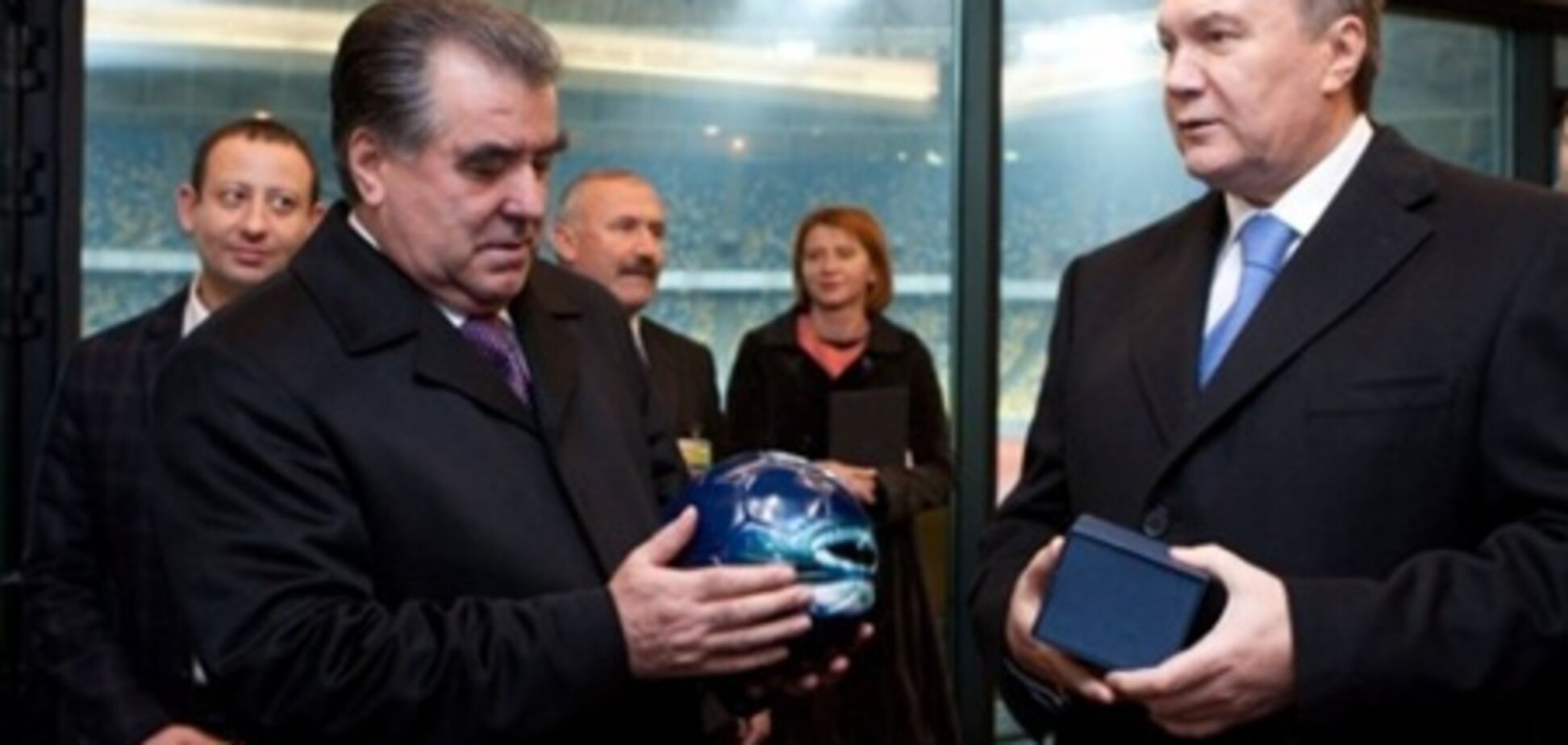 Янукович показав Президенту Таджикистана стадіон і подарував синій м'яч