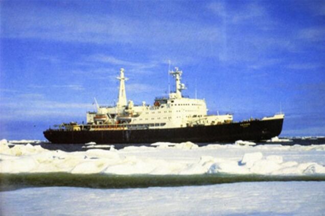 Російське судно з українцем на борту тоне біля берегів Антарктиди