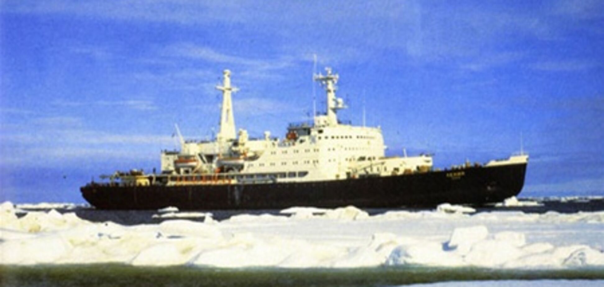 Російське судно з українцем на борту тоне біля берегів Антарктиди