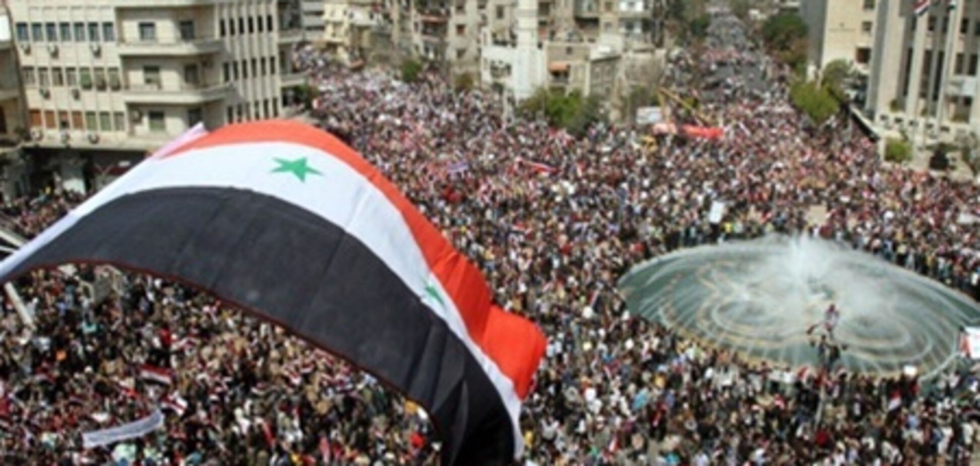 У сирійському Хомсі більше 200 тис. чоловік закликають Асада піти