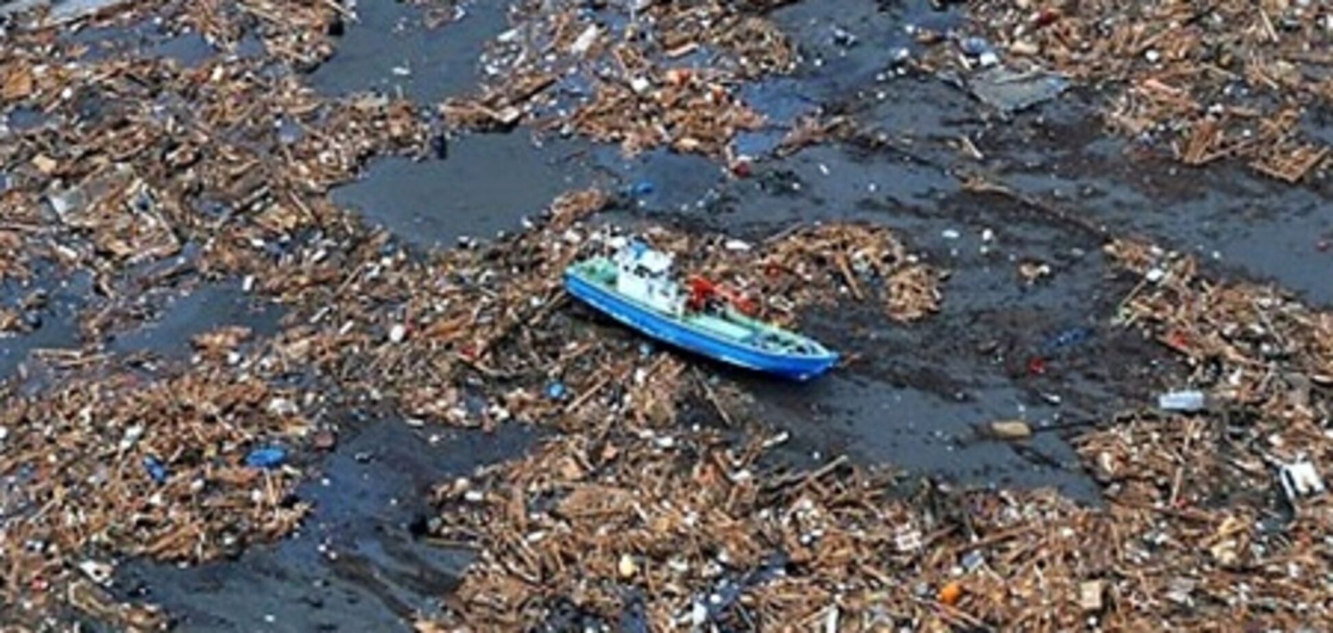 Японське сміття, змите цунамі, доплило до берегів Канади і США. Відео