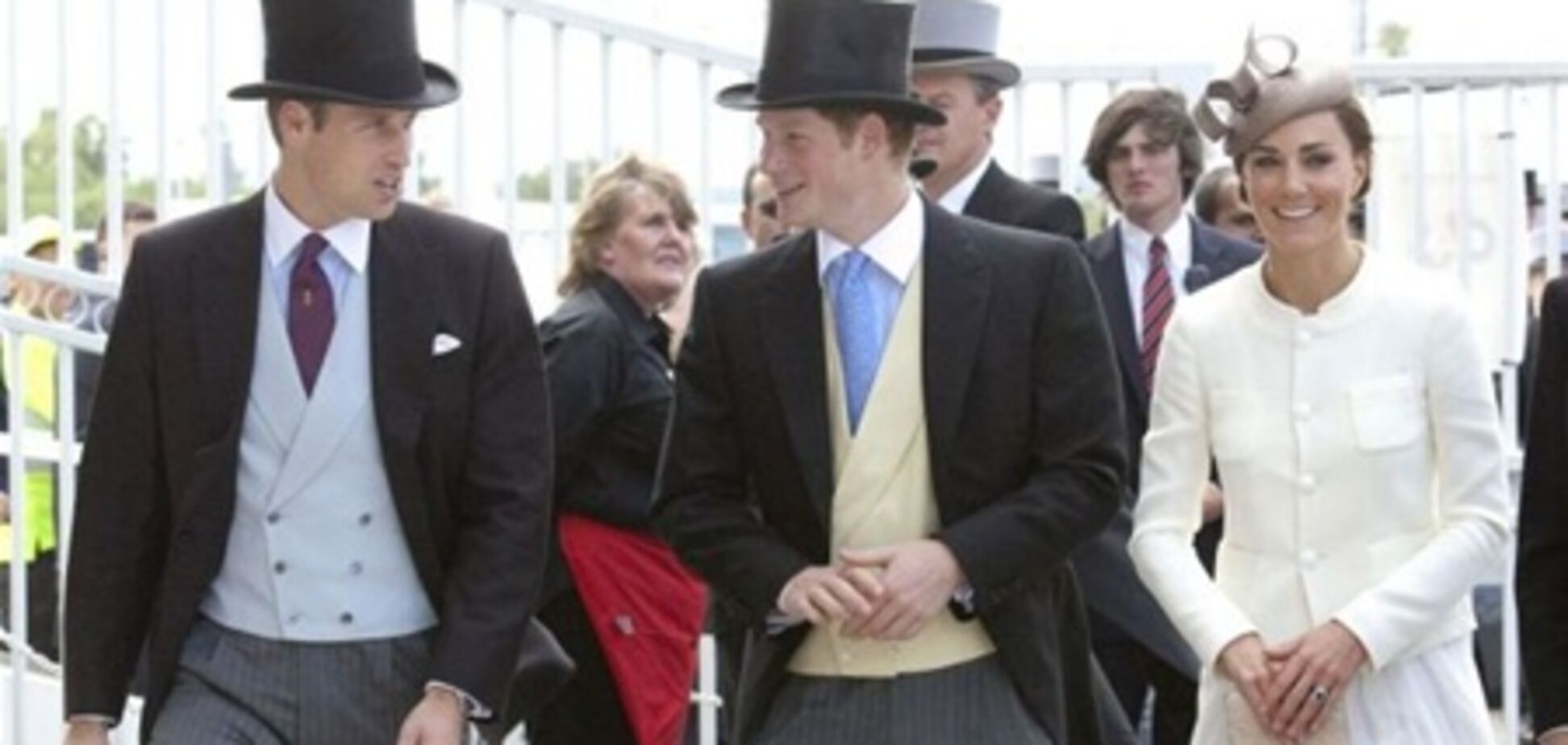 Елизавета II отправила всех в тур