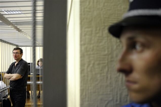 Суддя Вовк заборонив нардепам навіть наближатися до Луценка