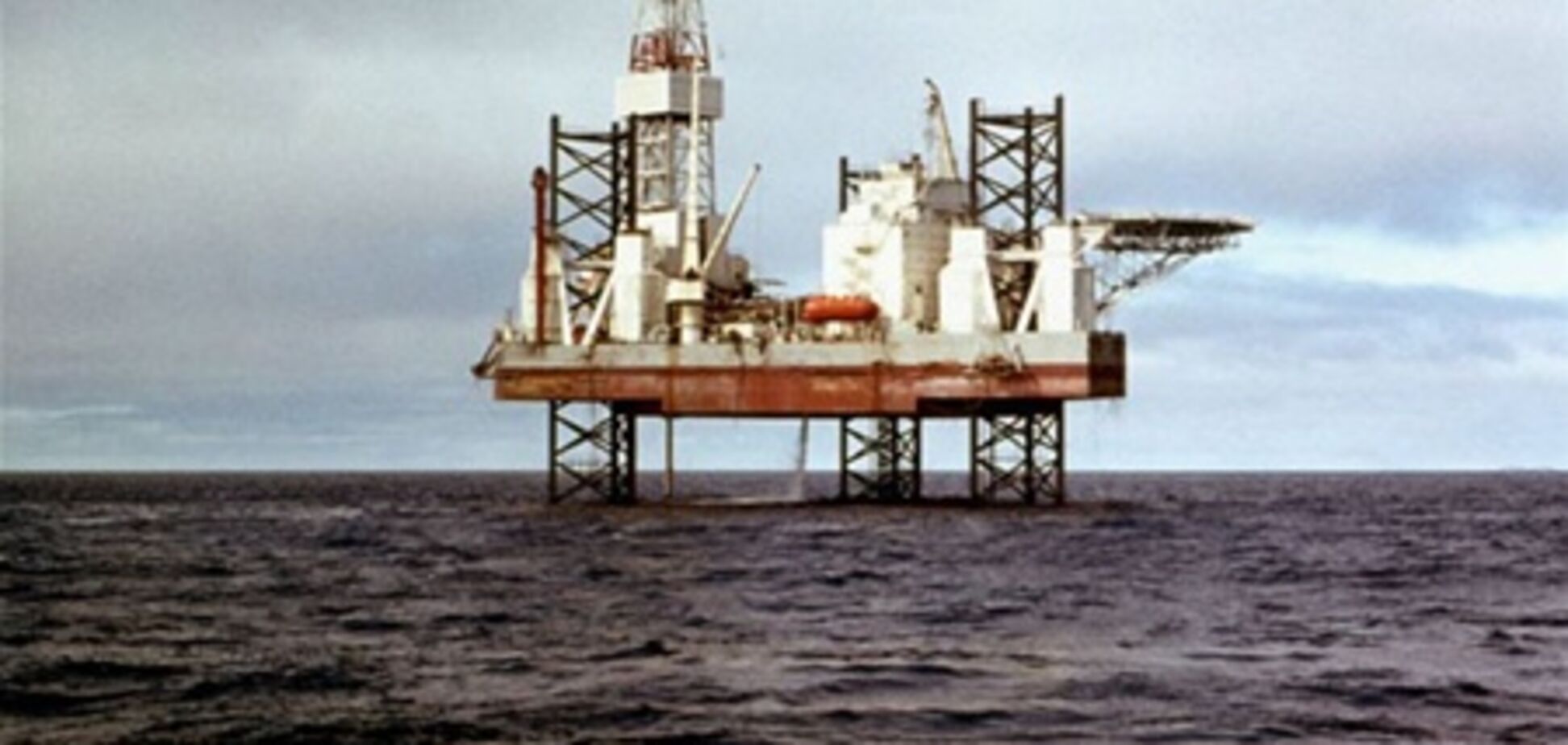 Перевернувшаяся буровая платформа в Охотском море полностью ушла под воду