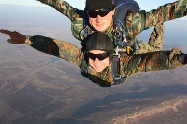 Кримський міністр курортів і туризму вистрибнув з літака