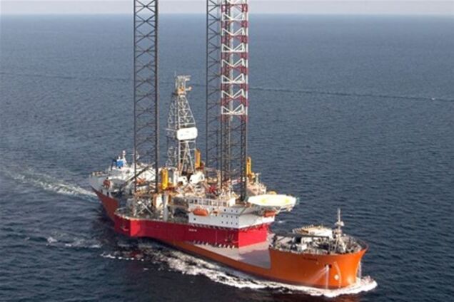 В РФ перевернулась буровая платформа в Охотском море. Видео