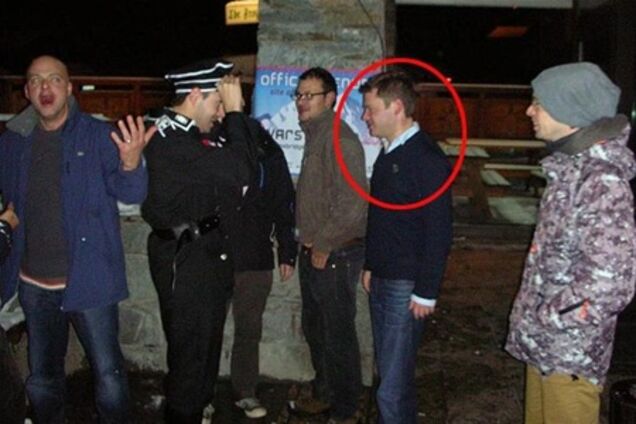 Британського депутата звільнили через фото з нацистською вечірки