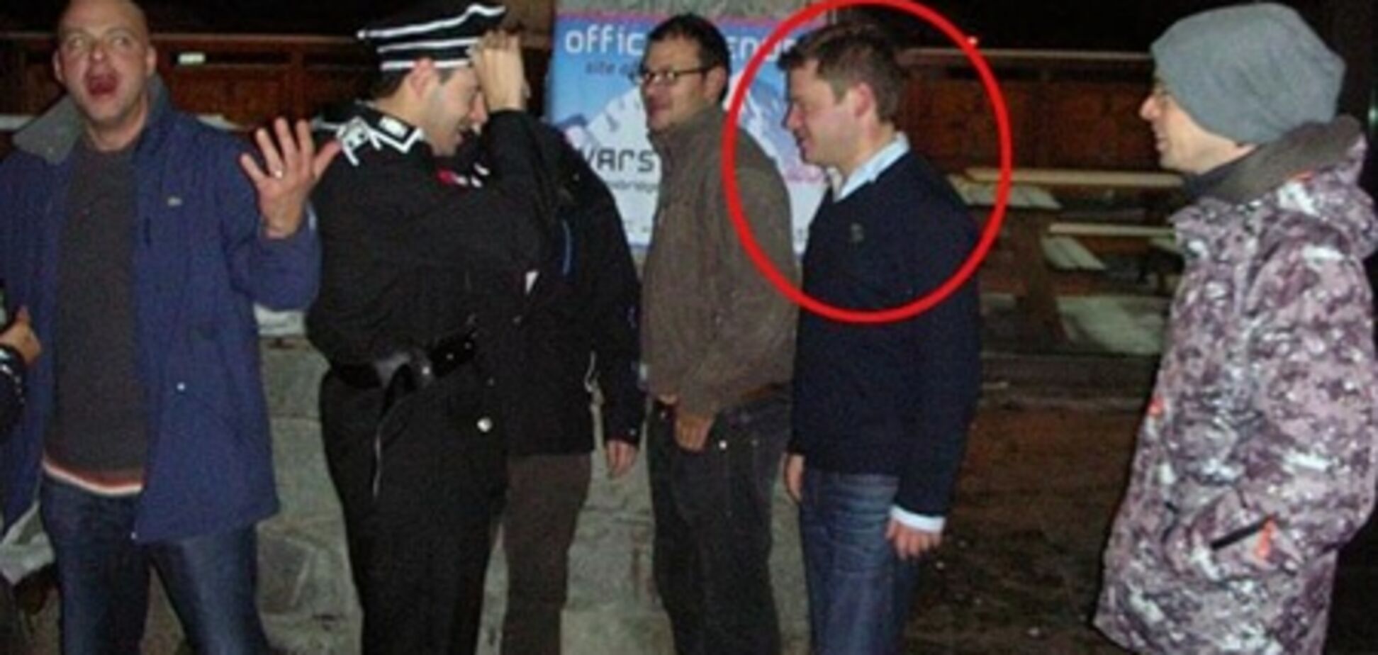 Британського депутата звільнили через фото з нацистською вечірки