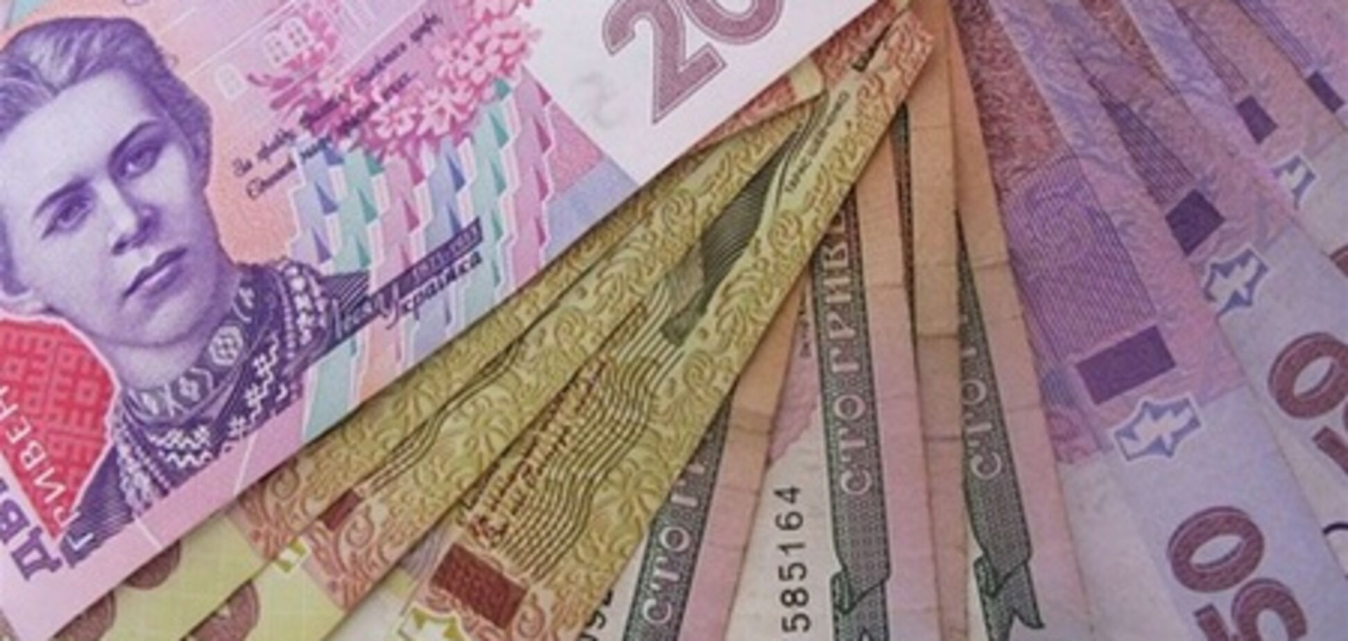 Перед Новым годом украинцы отдают валюту банкам