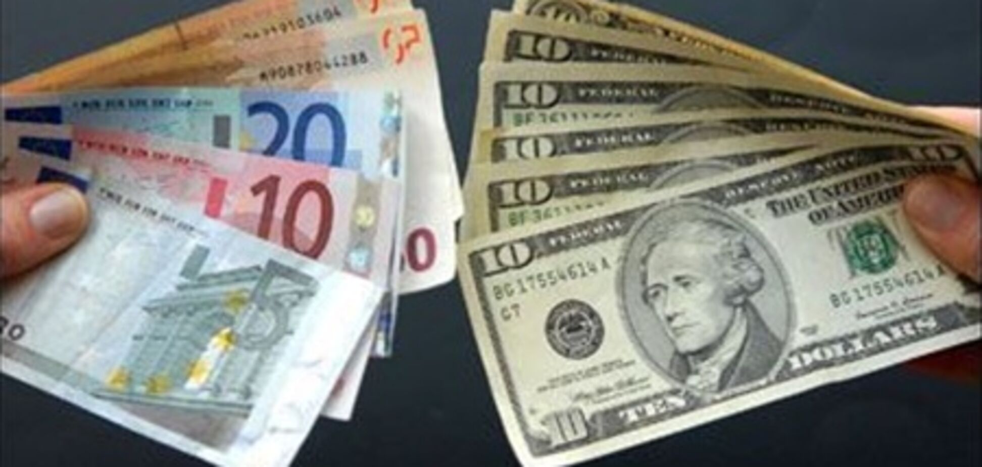 Доллар и евро незначительно подорожали