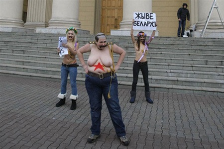 FEMEN голими грудьми встали на захист білоруського народу. Фото, відео