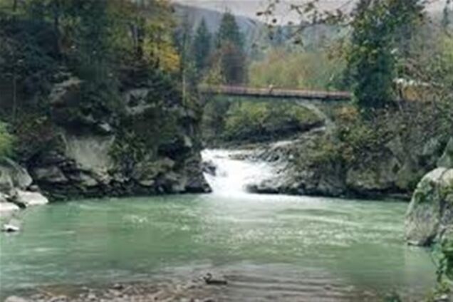 Чернівці.  17-річна дівчина стрибнула з мосту і загинула