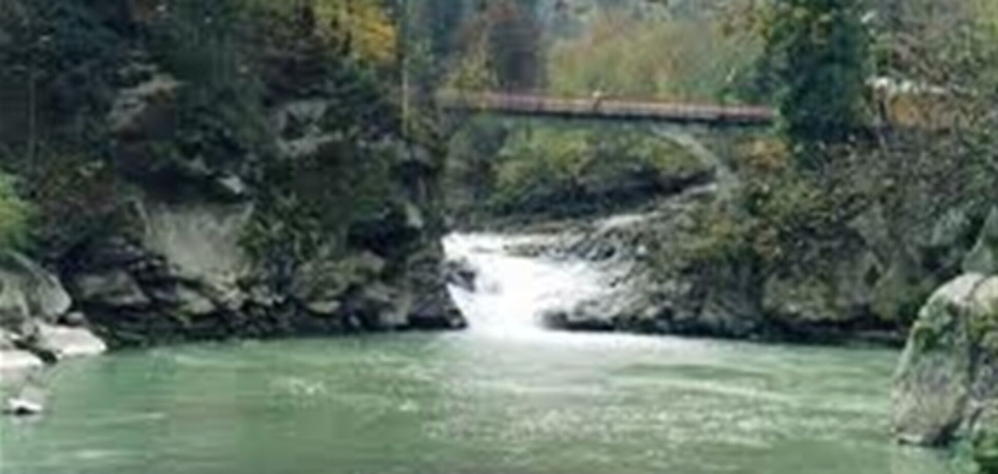 Чернівці. 17-річна дівчина стрибнула з мосту і загинула