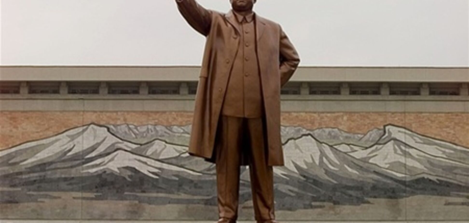 Жителі КНДР плачуть біля пам'ятників Кім Чен Іру. Відео